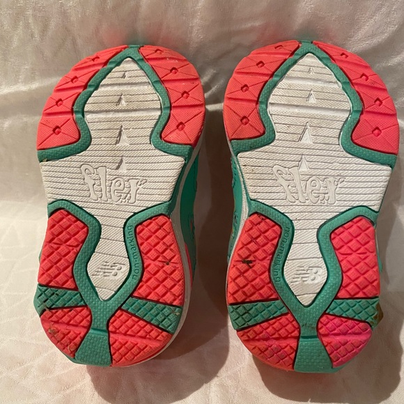 Girls toddler New Balance Shoes - Picture 3 of 3